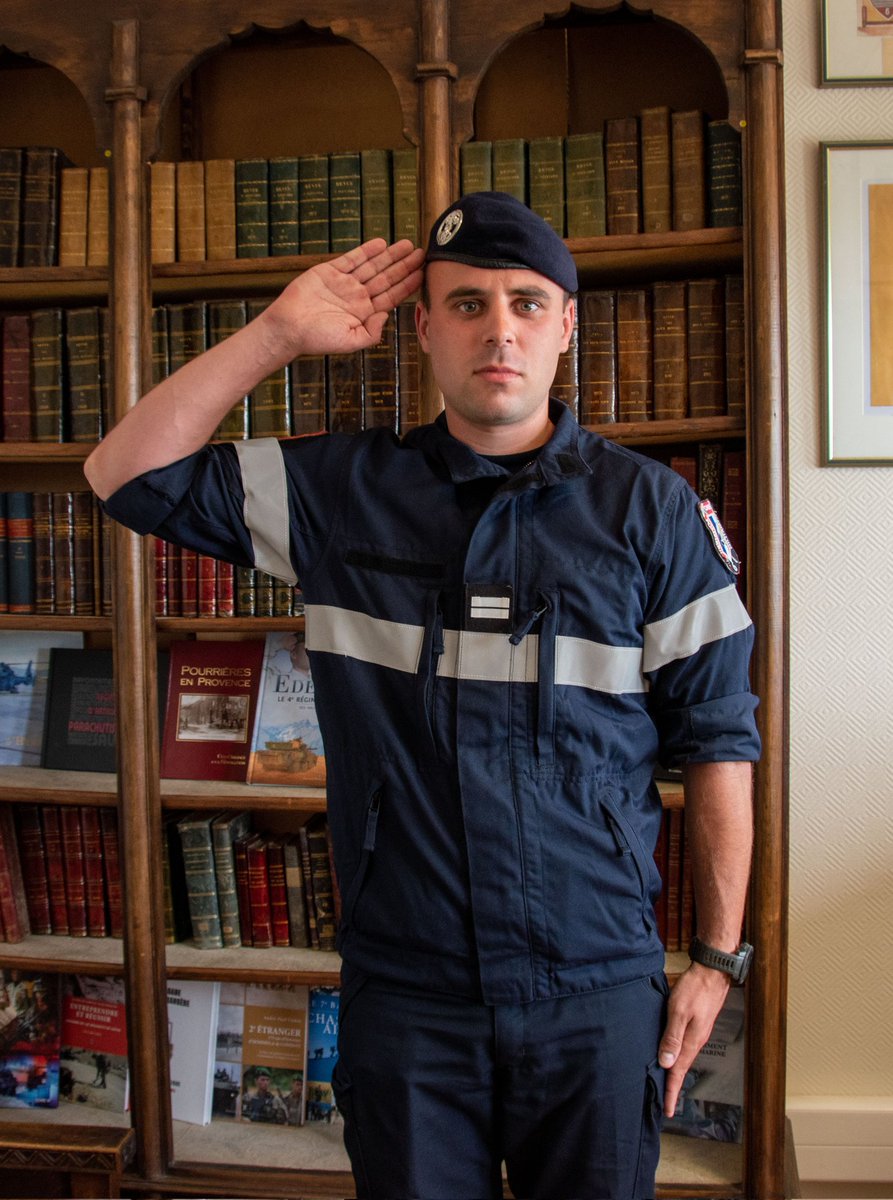 1RCA_canjuers's tweet image. #AlHonneur 🇨🇵 hier, le sous lieutenant Adrien a reçu ses galons de lieutenant des mains du commandant en second du #1erRCA.
Le lieutenant Adrien commande le 3 ème peloton de l'escadron de #pompiers des #ForcesTerrestres du camp de #Canjuers 🚒 #FiersdeNosSoldats