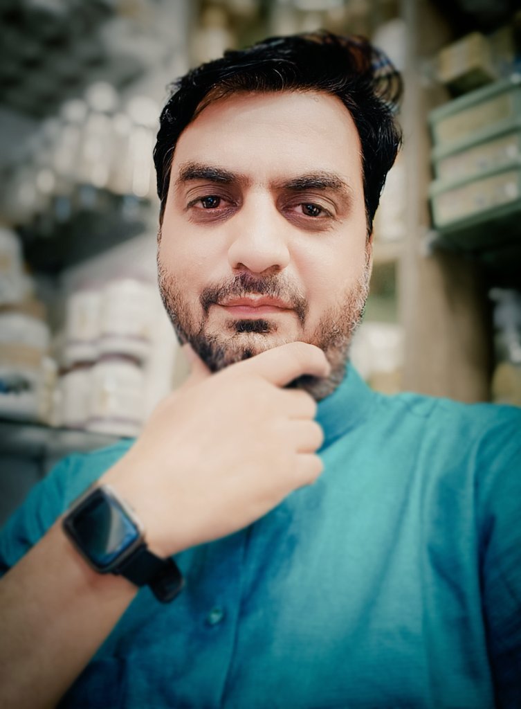 लोग चाहते हैं कि आप #बेहतर करें
लेकिन ये भी #सत्य है कि
वो कभी नहीं चाहते कि आप उनसे बेहतर करें.।
इसलिए अपने भीतर आत्मा रूपी बैठे उस परमात्मा की सुनते रहे और अपने सात्विक कर्मों में, अपने तप में, अपने #स्वाध्याय में  #श्रद्धा एवम #समर्पण के साथ निरंतर आगे बढ़ते जाएं।