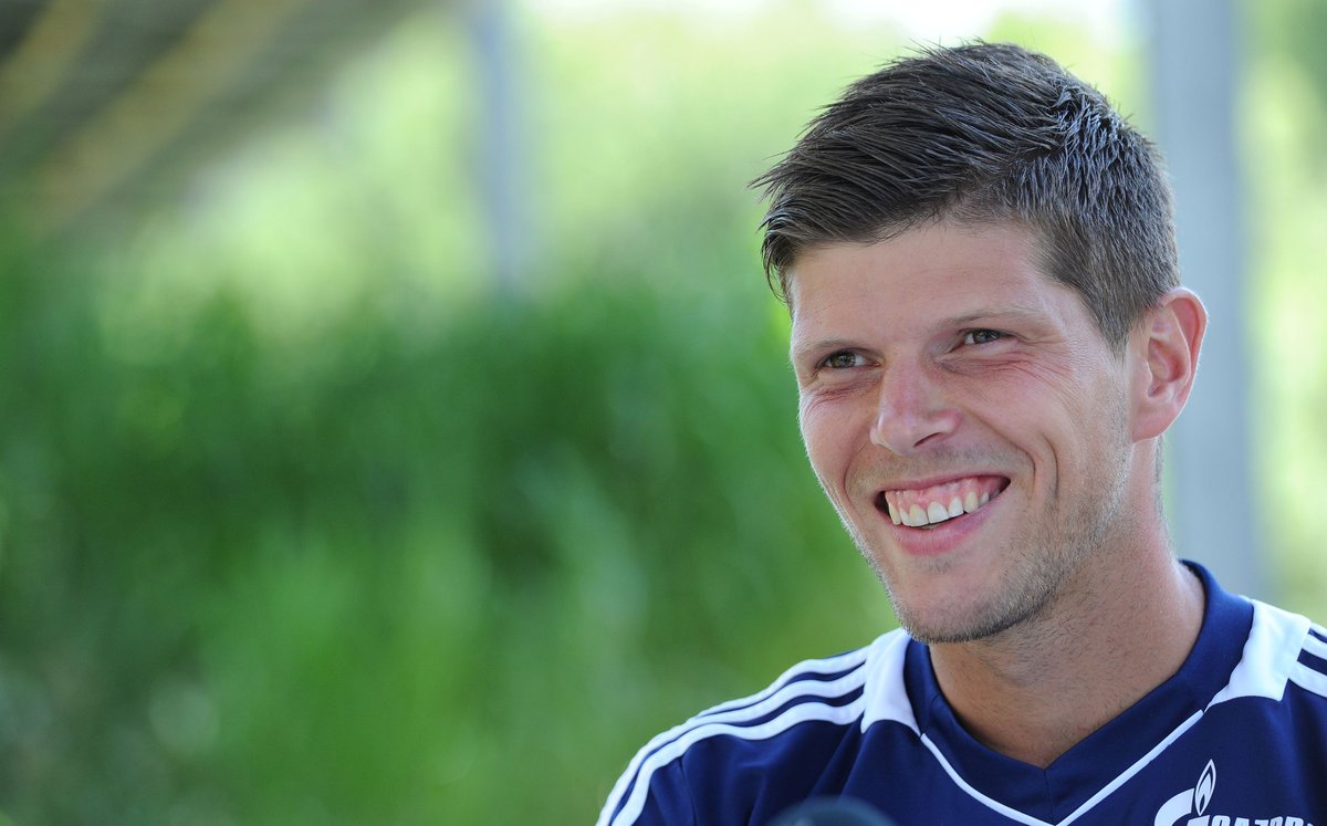 Herzlichen Glückwunsch zum 40. Geburtstag, Klaas-Jan Huntelaar! Von 2010-2017 (plus 2021) DER Torjäger der Königsblauen: 128 Tore in 249 Einsätzen - nur Klaus Fischer erzielt seit 1963 mehr Treffer für #S04 als der "Hunter". Seine 48 Pflichtspieltore 11/12 sind Vereinsrekord.
