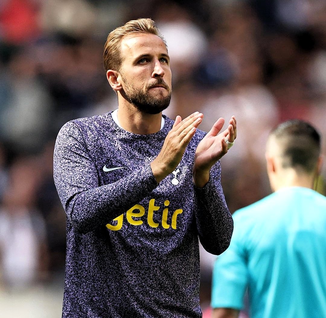 FootyyFrenzy's tweet photo. Daniel Levy has asked for some last minute changes in the deal. 

Harry Kane and camp were at the airport for their flight to Germany. 

Spurs has revoked kane's permission to travel and now Kane is waiting for Spurs approval. 

#HarryKane #BayernMunich #LevyOut #TransferNews https://t.co/piFLCll27h