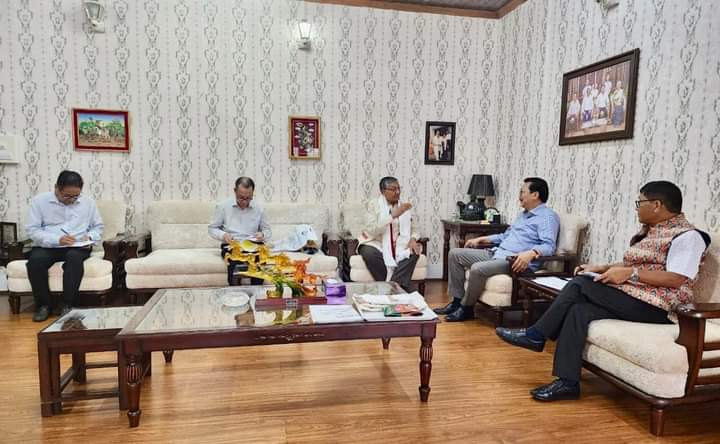 ChownaMeinBJP's tweet photo. Arunachal having a huge land mass, we have huge scope for Rubber cultivation. However, there are many challenges faced by our farmers in connection with maintenance, harvesting and  marketing of the products. 

Today, discussed with Hon’ble Chairman of Rubber Board, Ministry of Commerce & Industry, Govt of India, Dr. @sawardhanania ji at Itanagar to address these issues and to come up with a proper policy and to facilitate marketing of Rubber produces for the welfare of our Rubber Growers. 

Commissioner Agriculture, Shri Bidol Tayeng, Secretary Industry, Trade & Commerce, Shri Hage Tari and Director of Trade & Commerce Dept, Shri Sonyung Modi were also present.