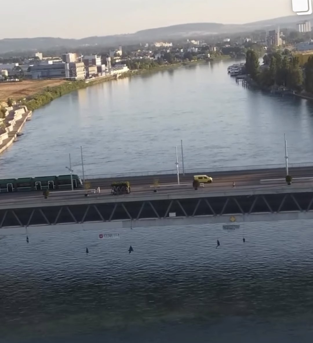 Klimaaktivist*innen blockieren in Basel den Transport von Öl auf dem Rhein! ✊👏 Wir erleben weltweit täglich die Vorboten der #Klimakatastrophe. Die Schweiz handelt aber weiterhin zu langsam. Konsequenter & sozial gerechter Klimaschutz jetzt!