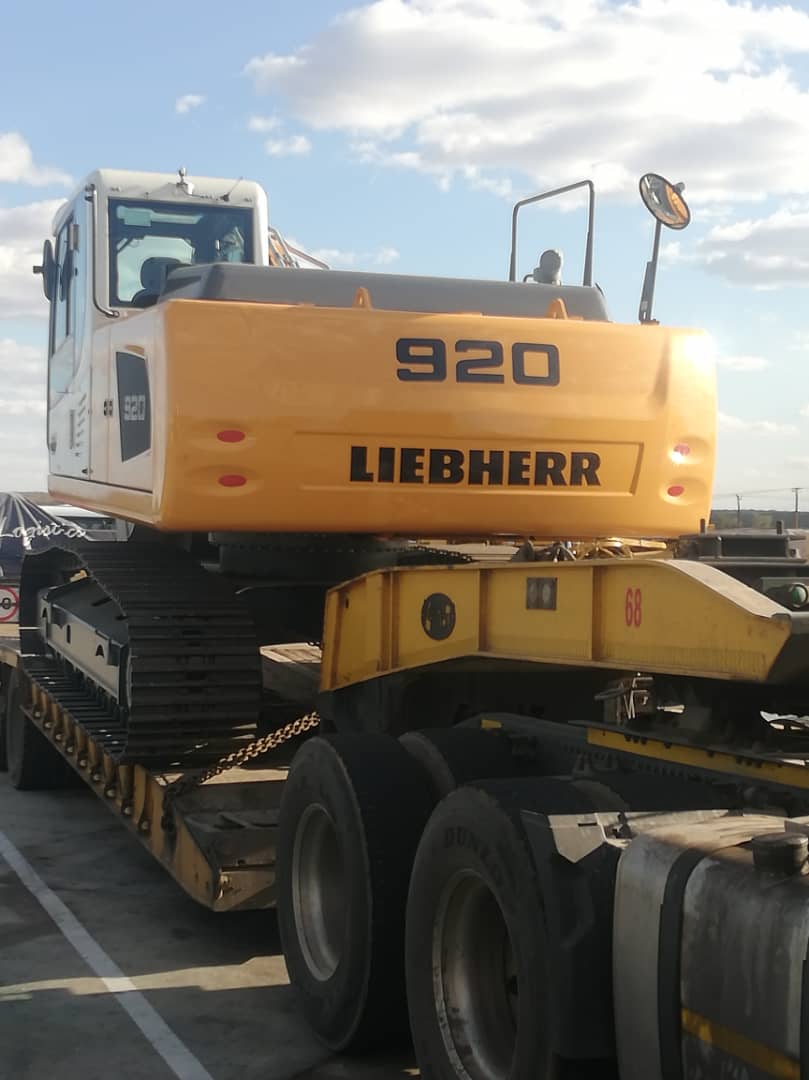 kudvicSales's tweet photo. Arrival of brand new Liebherr excavator to the addition of our plant. Book with us for any work requiring an excavator and we will serve you.

https://t.co/lOSboPQNK2
https://t.co/EugPCcvUda
+263786871094

#LiebherrEXCVATOR
#Earthmoving
#equipmenthiring https://t.co/tyutlhE0et