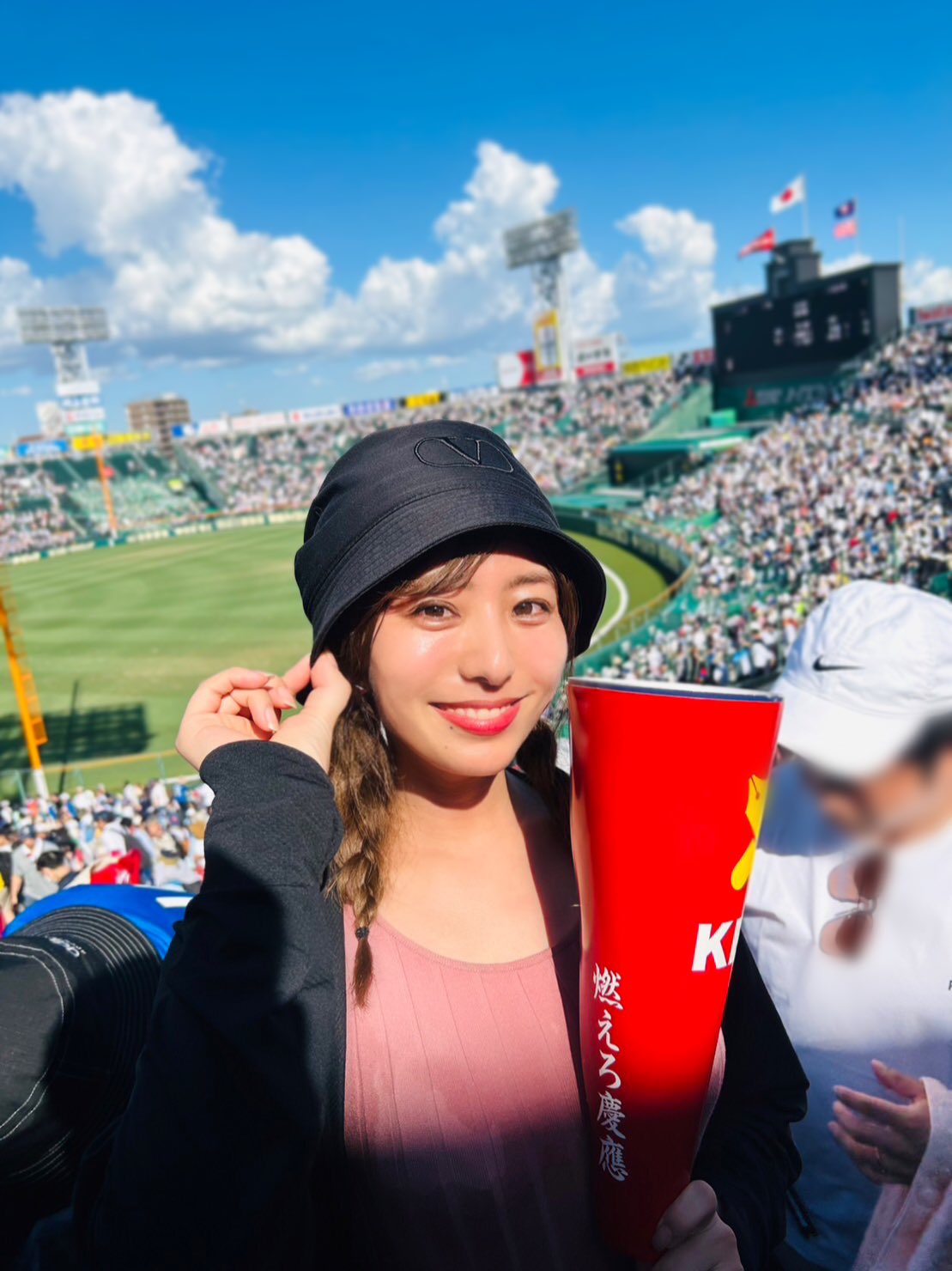 白戸ゆめの　慶応 母校応援で再び甲子園に⚾️ アルプスで応援するのは前回出場の100回大会ぶりだったけど、やっぱ最高だった🥺  取材で行く時と違う高揚感🔥 大好きなチャンパを大きな声で！！ 慶應、勝利おめでとう❤️💙 #甲子園 #高校野球 #慶應義塾  https://t.co ...