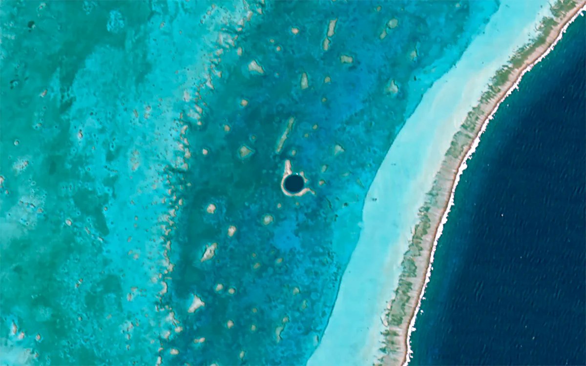 Este es el Gran Agujero Azul de Belize. Con 300 metros de diámetro y 124 de profundidad, el agujero es una forma circular casi perfecta y es posible verlo desde el espacio.