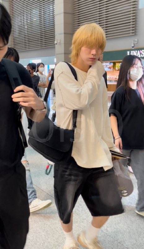 มึง กรี๊ดดดดดดดดดดดดดดดดดดดดดดน่ารักมากกกกกกก แต่ก็หล่อเหมือนหลุดมาจากอนิเมะเลยอะ ผมสีบลอนด์ยาวจนปิดตา😭😭😭😭😭😭😭😭😭😭😭😭😭😭😭😭😭😭😭😭😭😭