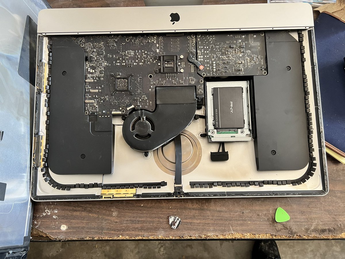 Look how out of place this SSD that I put in my iMac looks lololol