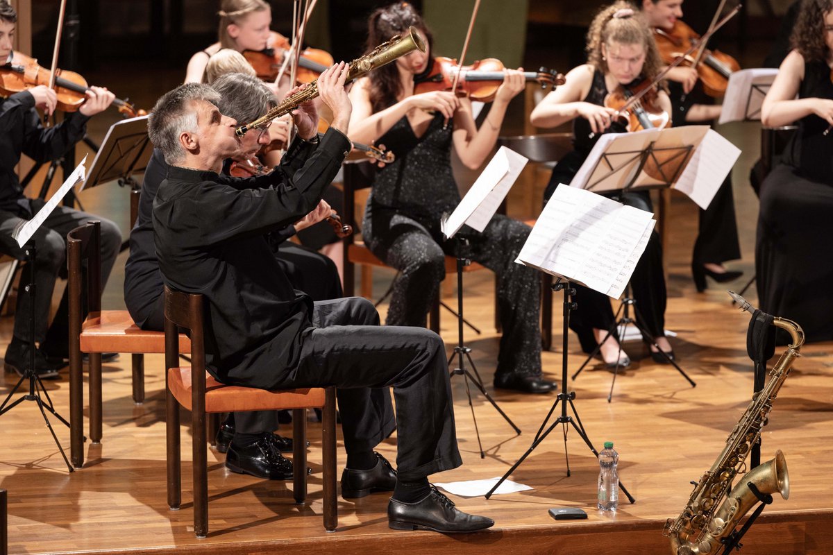 LucerneFestival's tweet photo. Within the framework of #MusicForFuture, we regularly cooperate with the Swiss Youth Music Competition, offering a stage to young talents. 
This year, the Worlds Beyond Orchestra was joined by Swiss saxophonist Daniel Schnyder. 
Photos © Manuela Jans / Lucerne Festival https://t.co/SJeuKdLuGP