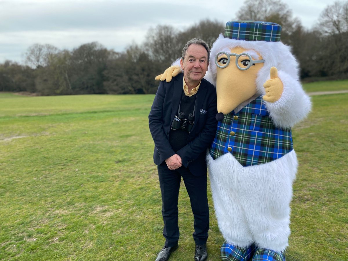 Look who @KnowlesEric bumps into on #WimbledonCommon this lunchtime! Meet the @womblesofficial at 12.15pm on @BBCOne 📺.