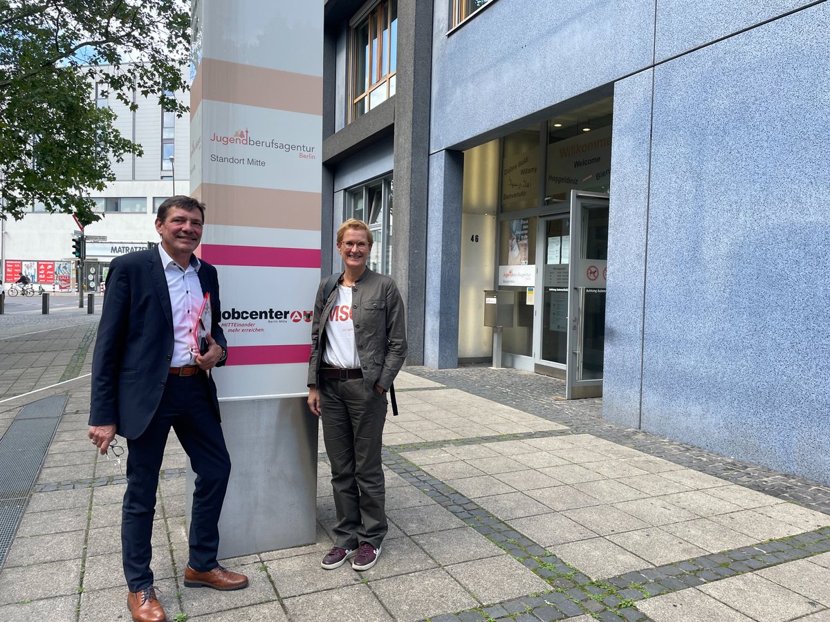 BA_RD_BB's tweet photo. Dr. Yvonne Kaiser vom BMAS zu Besuch im Jobcenter Berlin Mitte. Ein Blick in das digitale Neukundencenter im Wedding und in die Jugendberufsagentur zeigt, wie persönliche Beratung &amp; moderne Technologie Hand in Hand gehen können.
#JCBM #JobcenterBerlinMitte #BMAS #jobcenterdigital https://t.co/TjWuQznSJZ