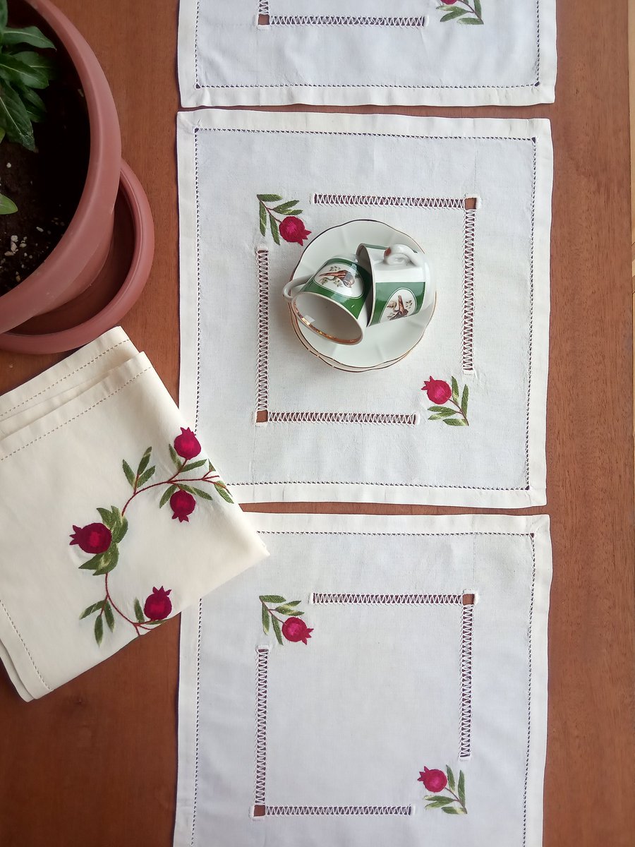 TatevKarapety16's tweet image. HANDMADE TABLECLOTH
#handmade #handcrafted #handmadetable #embroidery #embroiderydesign #embroidered #ricamo #ricami #ricamomania #ricamoamano #needlework #tablecloth #homedesign #homedecoration #homedecorideas #ручнаяработа #ручнаявышивка #broderie #broderiealamain #bordado