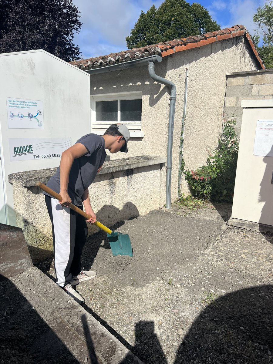cyrilcibert's tweet photo. Notre jeune bénéficiaire du #PassPermis Issac, aide Philippe notre agent technique ce matin.
Le  Pass Permis  permet aux jeunes du village ( 15 à 19 ans ) de bénéficier d’une aide de 900 € en contrepartie de 50 h de travaux d’intérêts citoyens. cc @Maires_Ruraux @Lacroix_PRG https://t.co/nFyqpGpceD