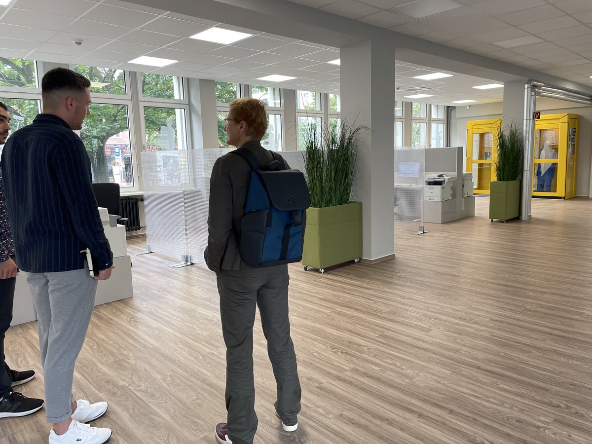 BA_RD_BB's tweet photo. Dr. Yvonne Kaiser vom BMAS zu Besuch im Jobcenter Berlin Mitte. Ein Blick in das digitale Neukundencenter im Wedding und in die Jugendberufsagentur zeigt, wie persönliche Beratung &amp; moderne Technologie Hand in Hand gehen können.
#JCBM #JobcenterBerlinMitte #BMAS #jobcenterdigital https://t.co/TjWuQznSJZ