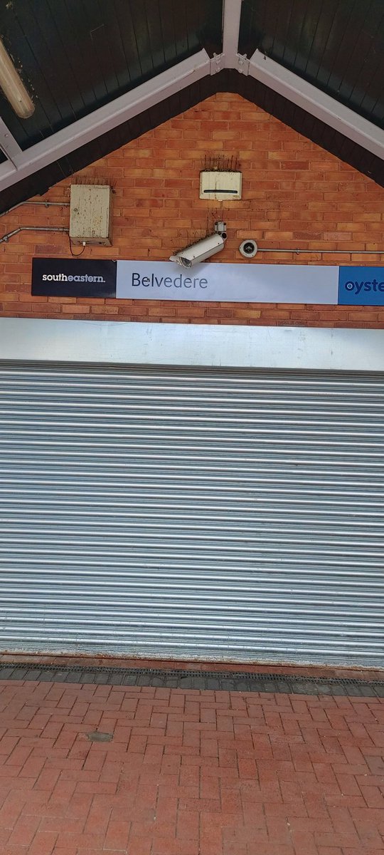 Obaro_2's tweet photo. @Se_Railway my son was given a fine few months ago for not having a valid ticket on his way to school form Belvedere to Chatham...this was the exact scenario. Ticket office shut, ticket machine broken. What an utter joke!! https://t.co/k0FcHpCFWp