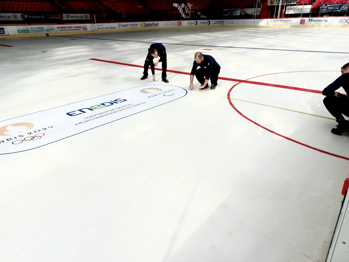 PY_Gandon's tweet photo. [En direct] Les couleurs  d'@enedis_picardie sont posées sur la glace  du #coliseum ! 😀
Les 800 agents  picards🦸qui dépannent 7j/7 24h/24, entretiennent et développent le réseau public d'électricité ⚡️ sont fiers de soutenir nos @Gothiques_AHE  🏒🥅 aux côtés d'@AmiensMetropole https://t.co/tdl7JcKEMl