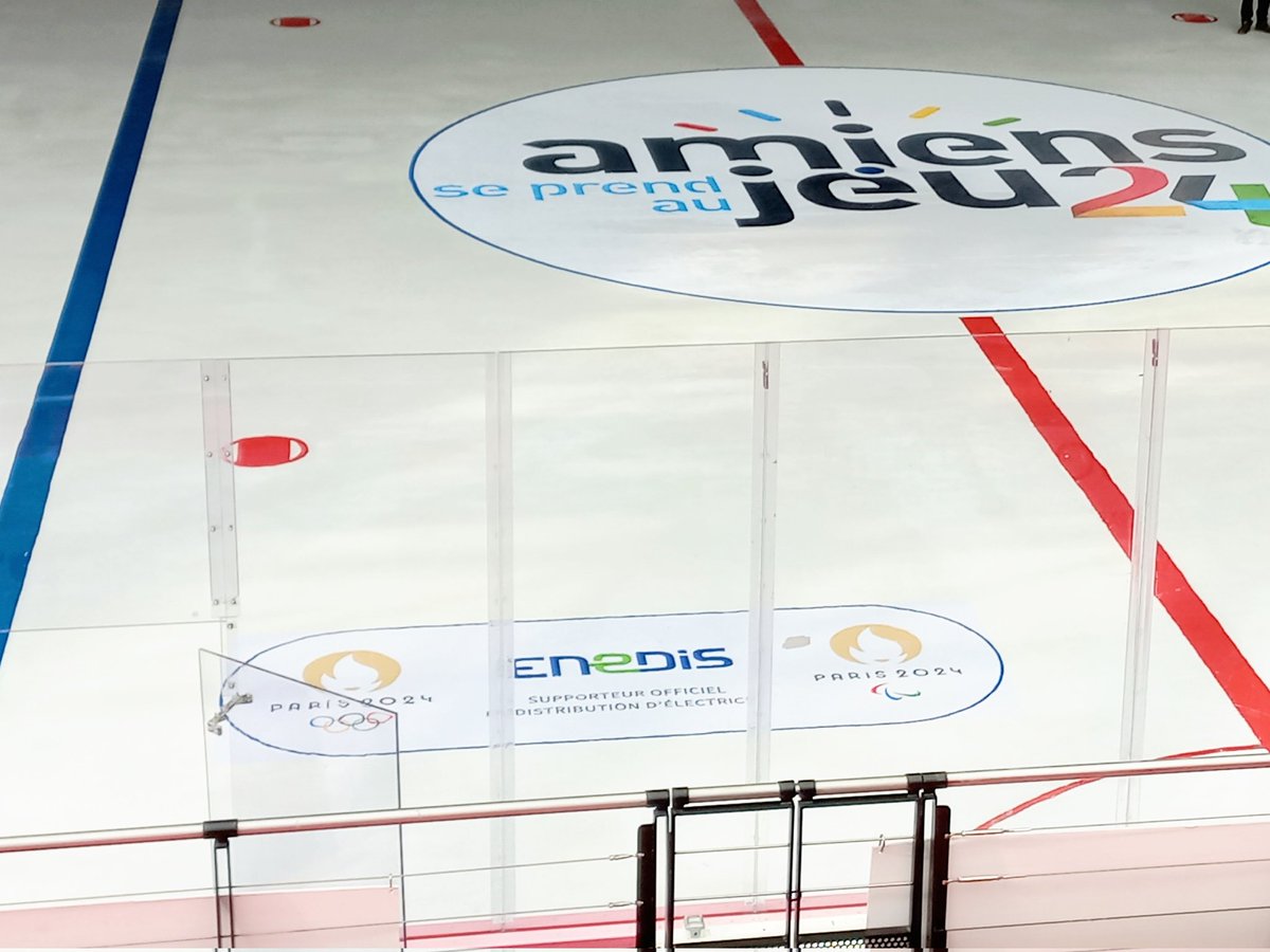 PY_Gandon's tweet photo. [En direct] Les couleurs  d'@enedis_picardie sont posées sur la glace  du #coliseum ! 😀
Les 800 agents  picards🦸qui dépannent 7j/7 24h/24, entretiennent et développent le réseau public d'électricité ⚡️ sont fiers de soutenir nos @Gothiques_AHE  🏒🥅 aux côtés d'@AmiensMetropole https://t.co/tdl7JcKEMl