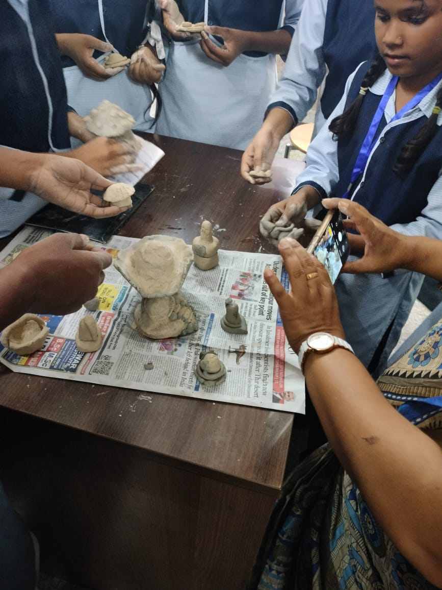 DIETPitampura's tweet photo. Talented &amp; ingenious Ms.Tapasi Roy
Facilitated 55 students of Class VI to IX an activity of Paper Mache at SKV AVANTIKA,SEC-1,ROHINI
District -NW B
HoS- Ms.SONIA BHATIA 
Vidyanjali Incharge- MS.JYOTI 
@vidyanjali_edu @VidyanjaliDelhi @Dir_Education @SvRohini https://t.co/MbNjUAd7zz
