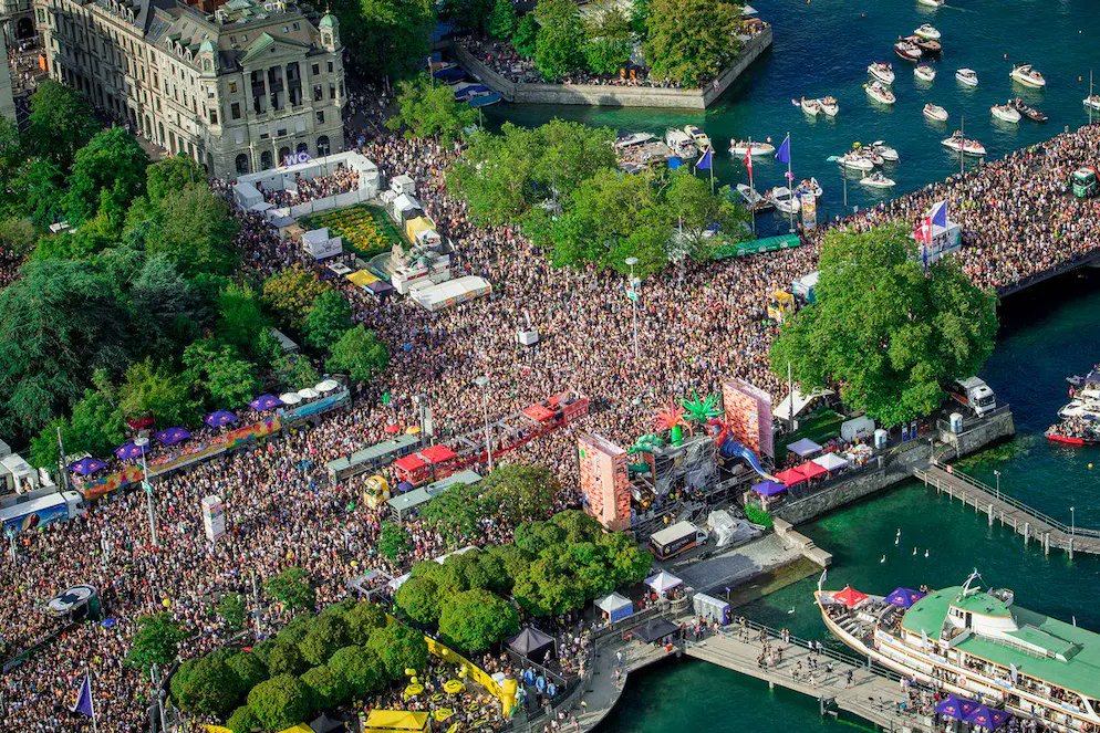 michaelbaumer's tweet image. Die Street Parade steht vor der Tür! Die @vbz_zueri_linie   sowie die S-Bahnen sind in der Party-Nacht bis 4 Uhr morgens unterwegs. Kommt gut in die Innenstadt und wieder nach Hause. Ich wünsche allen ein tolles Fest.

Fahrplan: stadt-zuerich.ch/vbz/de/index/a… 
#ÖV #ZürichBewegt @zvv