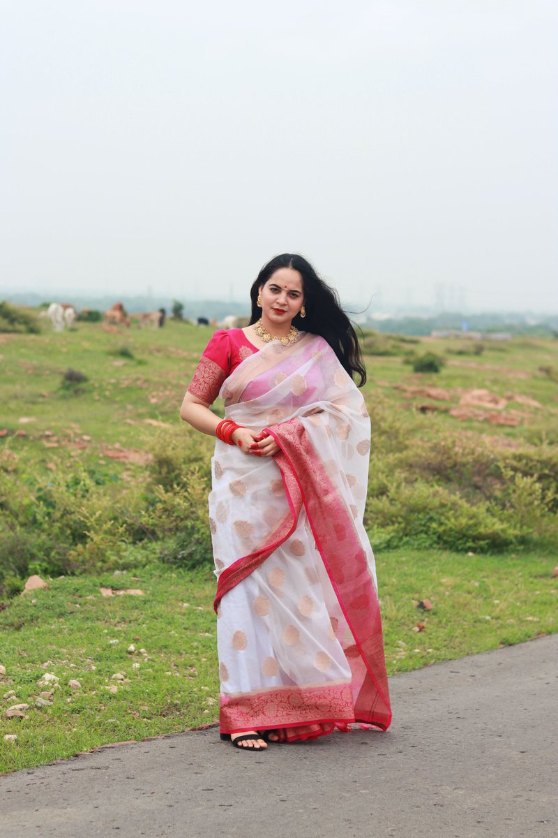 PragyaM61472006's tweet photo. सफर के कांटे कोई याद नही रखता खूबसूरत मंजिल सबको याद रहता है ♥️😊
 कृष्णा♥️💐🙏

#pragyamishra #treditionallook #saree #nethurebeauty #queen #rules #life #hindurastra #SanatanaDharma #UttarPradesh #mirzapur #jaishreeram https://t.co/7us3WtdUWm