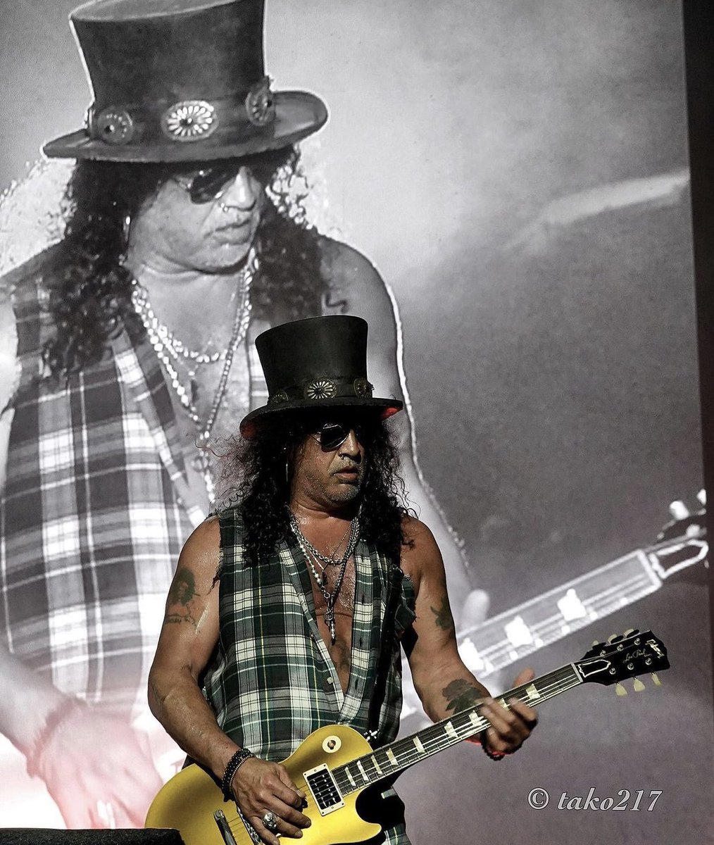GreeceSlash's tweet photo. “LIVE AND LET DIE” 🥀

📸: @tako217 

#Slash @Slash https://t.co/N5uL0Yg1TK
