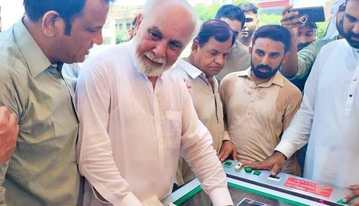 major_sarwar's tweet photo. پی ٹی آئی کے سابق ممبر صوبائی اسمبلی میجر غلام سرور کے جواں سال اکلوتے بیٹے میجر عدنان شہید کی نمازِ جنازہ چرچی گراونڈ جھنگ میں ادا کردی گئی، جس میں ہر شعبہ ہائے زندگی سے تعلق رکھنے والے ہزاروں افراد نے شرکت کی ، نمازِ جنازہ مرکزی رہنما جماعت اسلامی لیاقت بلوچ نے پڑھائی، اس موقع پہ ہر آنکھ اشکبار تھی، مگر صدمے اور قیامت کی اس گھڑی میں بھی میجر غلام سرور حوصلے اور استقامت کا پہاڑ دکھائی دیے، شہید نے سوگواران میں بیوہ اور دو بچے بیٹا بیٹی چھوڑے ہیں۔اللہ تعالی شہید کے درجات بلند فرما کر انہیں۔جنت میں اعلی مقام عطا فرمائے
آمین