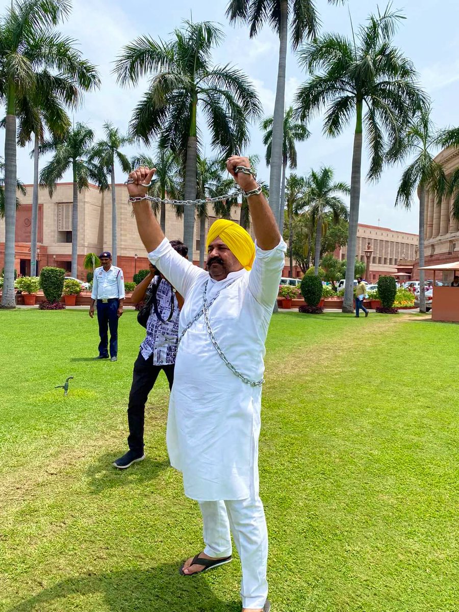 AamAadmiParty's tweet photo. Modi सरकार,
"लोकतंत्र को आज़ाद करो"

AAP MP @Sushilrinku_13 ने ख़ुद को ज़ंजीरो से जकड़ कर देश को दिया महत्वपूर्ण संदेश‼️

Modi सरकार अंसवैधानिक Bill लाकर Supreme Court से लेकर चुनाव आयोग तक को बंधक बनाने में लगी है।

इसके खिलाफ़ आवाज़ उठाने वाले सांसदों को निलबिंत किया जा रहा है।

लोकतंत्र को आज़ाद कराने और संविधान को बचाने के लिए पूरा INDIA 🇮🇳 एकजुट होकर तानाशाह सरकार से लड़ेगा।