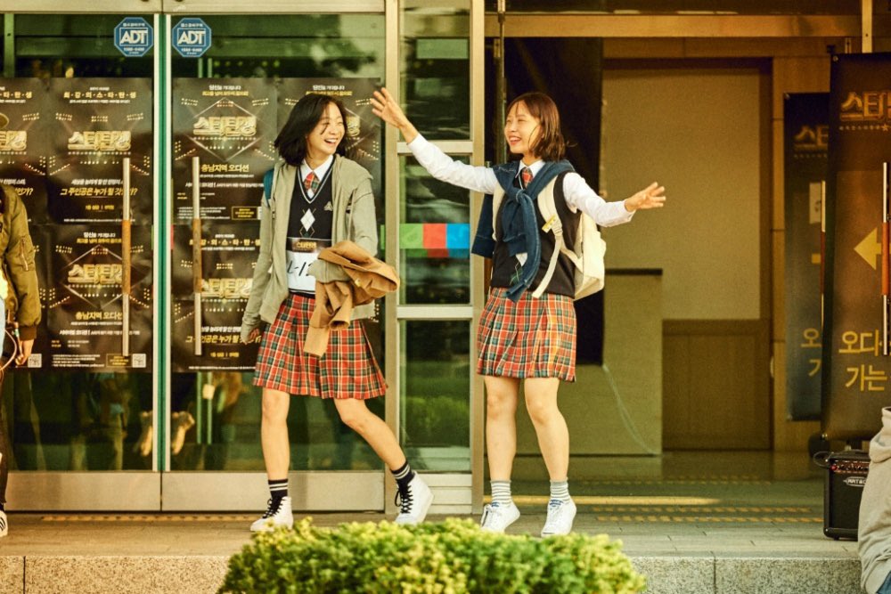 너와 함께여서 행복했던 그날. 너와 함께 있다 보면 계획도, 생각도 모두 잊어버리고 보통 여자아이가 되는 듯한 착각을 하게 만들어. 그 순간은 나를 이렇게 만든 그들을 원망하면서도 네 웃음에 같이 웃음 지을 수 있어서 행복했어. 명희야, 여전히 넌 나를 친구라 불러줄 거니?