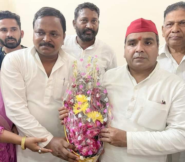 बदायूँ के पूर्व सांसद मा. धर्मेन्द्र यादव जी का हमारे आवास पर आगमन हुआ ये हमारा सौभाग्य है। पुष्पगुच्छ भेंट कर मा. सांसद जी का ह्रदय तल से स्वागत किया।
आपके आगमन से अभिभूत हूँ, अपना अमूल्य समय देने के लिए हम आपके आभारी हैं।
<a href="/yadavakhilesh/">Akhilesh Yadav</a> 
<a href="/MPDharmendraYdv/">Dharmendra Yadav</a> 
<a href="/BhadauriyaAnand/">Anand Bhadauria</a>