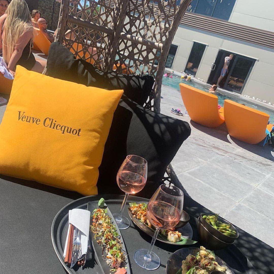 ☀️🌴 Today's weather is absolutely fabulous! 🌞🌊 Why not make the most of this glorious day and join us by the pool? 🏖️🍹 Our luxurious cabana beds are available for £40, and to make your day even more special, we're including a complimentary bottle of Prosecco! 🥂🍾