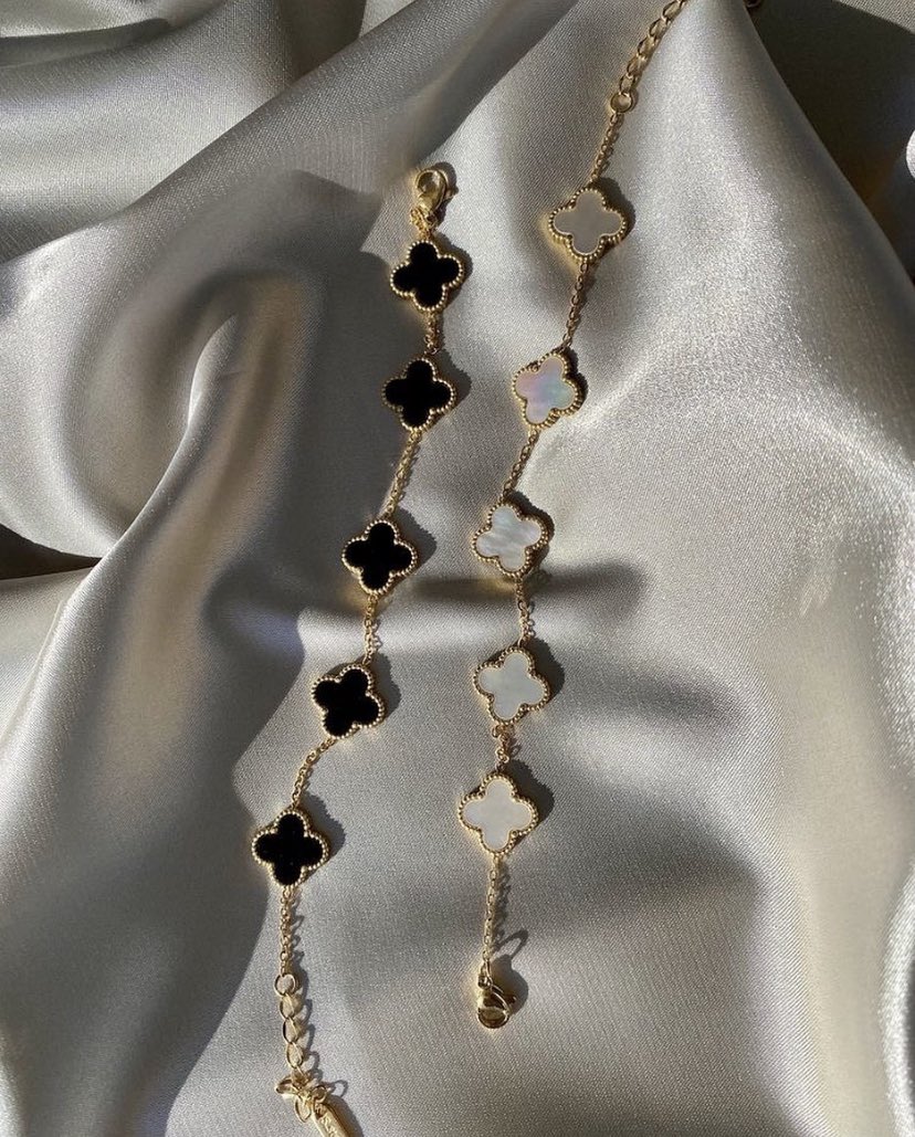 theaccessoristg's tweet photo. #TgTwittos : 𝐵𝑒𝑎𝑢𝑥 𝑏𝑖𝑗𝑜𝑢𝑥 𝑑𝑒 𝑡𝑟è𝑓𝑙𝑒 𝑝𝑜𝑢𝑟 𝑓𝑒𝑚𝑚𝑒𝑠.

♣️. trèfle porte - bonheur | #luckyclover 

♣️. Black , White 

DISPONIBLES -Call / Dm +228 91 64 65 61. https://t.co/keRzJwrJRD