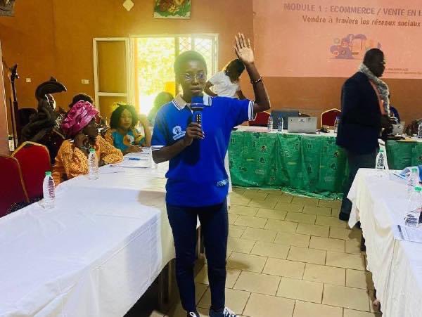 Lady_Fiel's tweet photo. En mode Teacher pour le compte de l’association @africanWits à  Ebolowa dans le cadre du projet Carav’Elles Digital Center. 😊

Merci de l’expérience 🙏🏾
#MissVelo 🚴🏾‍♀️ #CM https://t.co/WXFGYrOhN9