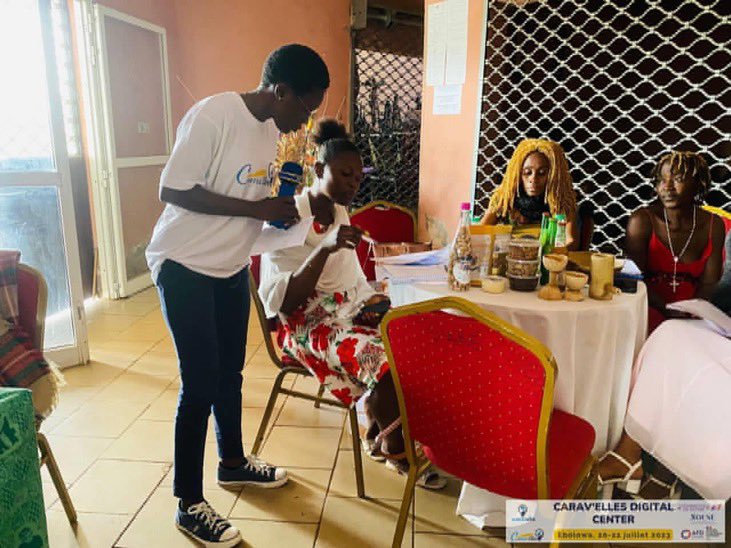 Lady_Fiel's tweet photo. En mode Teacher pour le compte de l’association @africanWits à  Ebolowa dans le cadre du projet Carav’Elles Digital Center. 😊

Merci de l’expérience 🙏🏾
#MissVelo 🚴🏾‍♀️ #CM https://t.co/WXFGYrOhN9