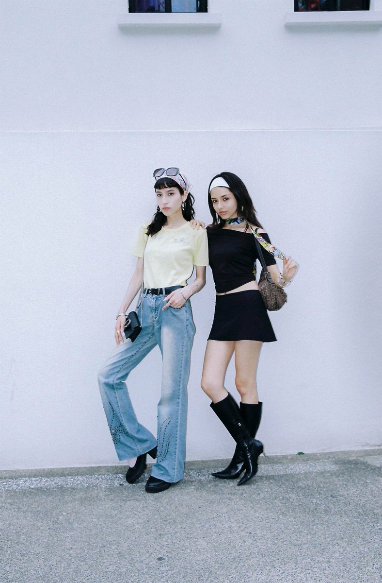 Droptokyo's tweet photo. Amity Miyabi, Emilia Valentina ／モデル、学生
https://t.co/8QMescb4r6

Amity  Miyabi:
サングラス／#Burberry
スカーフ／母からのお下がり
トップス、パンツ／#Vintage
バッグ／#GUCCI
シューズ／#ASOS

Emilia  Valentina:
スカーフ／#Vintage 
トップス／#HM
スカート／#DANIELLEGUIZIO
シューズ／  #GUCCI
バッグ／#FENDI 

#droptokyo #streetsnap #fashion #ストリートスナップ