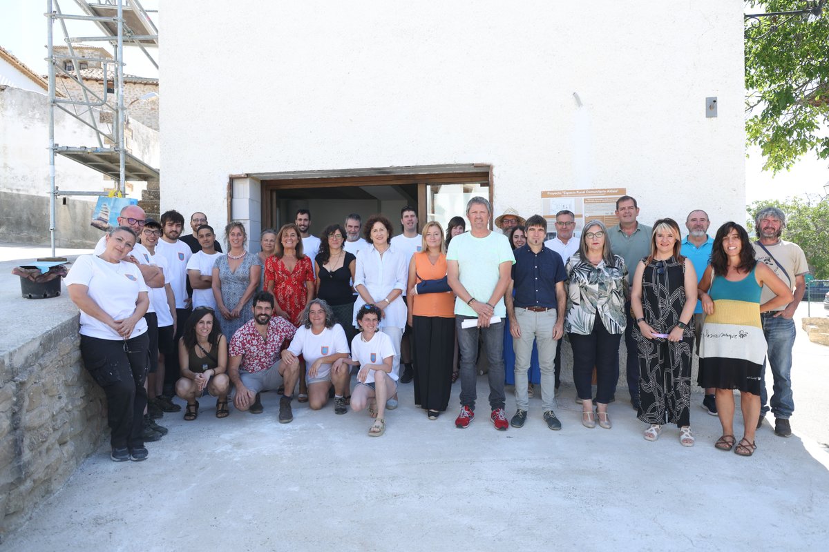 La consejera de Derechos Sociales, Mª Carmen Maeztu, ha inaugurado el espacio rural comunitario Aldaia, en el municipio de Muzqui, en un edificio rehabilitado a través de un proyecto de formación y empleo impulsado por el Gobierno de Navarra.

acortar.link/8YF4yo