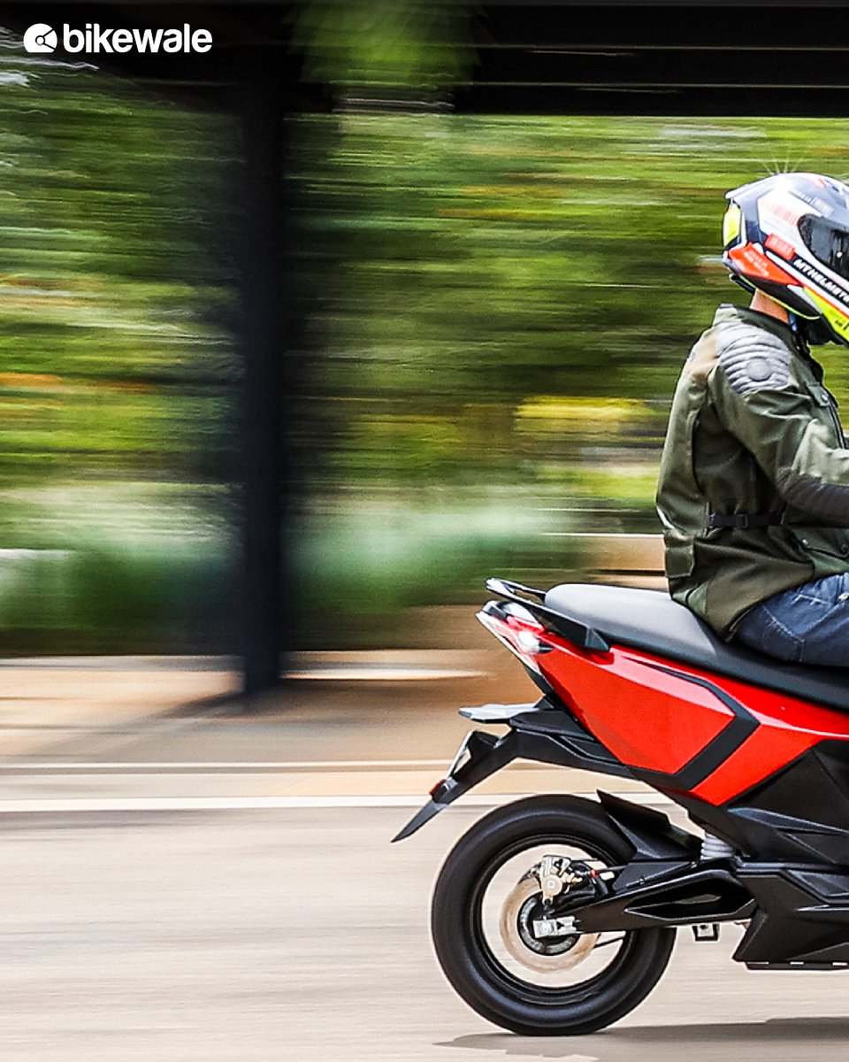 BikeWale's tweet photo. #SimpleEnergyOne has excellent seating ergonomics, fantastic acceleration, and lots of space on the floorboard. This electric scooter comes in 1 variant and 6 colours. Let’s have a look at beautiful pictures of #Simple #EnergyOne.
View more: https://t.co/xdgKsjJg8t 
#BWPhotos https://t.co/Cx1MyBIVco