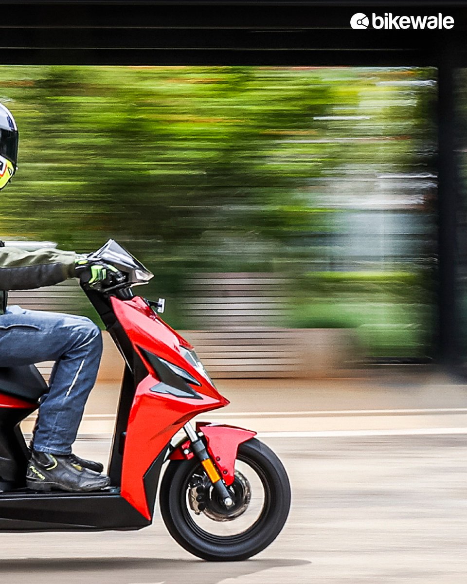 BikeWale's tweet photo. #SimpleEnergyOne has excellent seating ergonomics, fantastic acceleration, and lots of space on the floorboard. This electric scooter comes in 1 variant and 6 colours. Let’s have a look at beautiful pictures of #Simple #EnergyOne.
View more: https://t.co/xdgKsjJg8t 
#BWPhotos https://t.co/Cx1MyBIVco