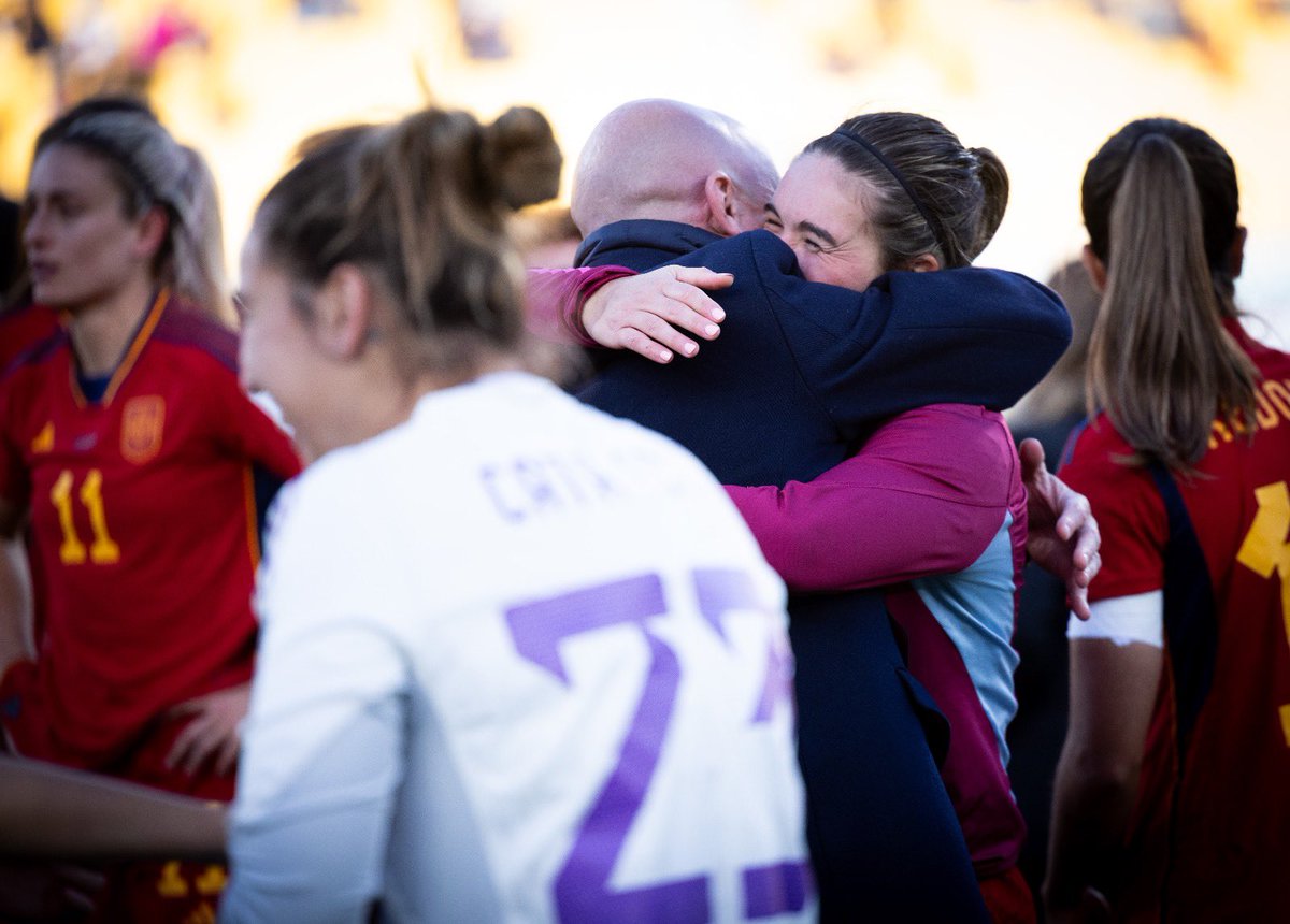 FFIB_oficial's tweet photo. 🫶 ¡A semifinales del mundial!
🥰 @mariona8co @catacoll2001
#OrgullBalear
#4Illes1Futbol https://t.co/Kvyqn2cVHp