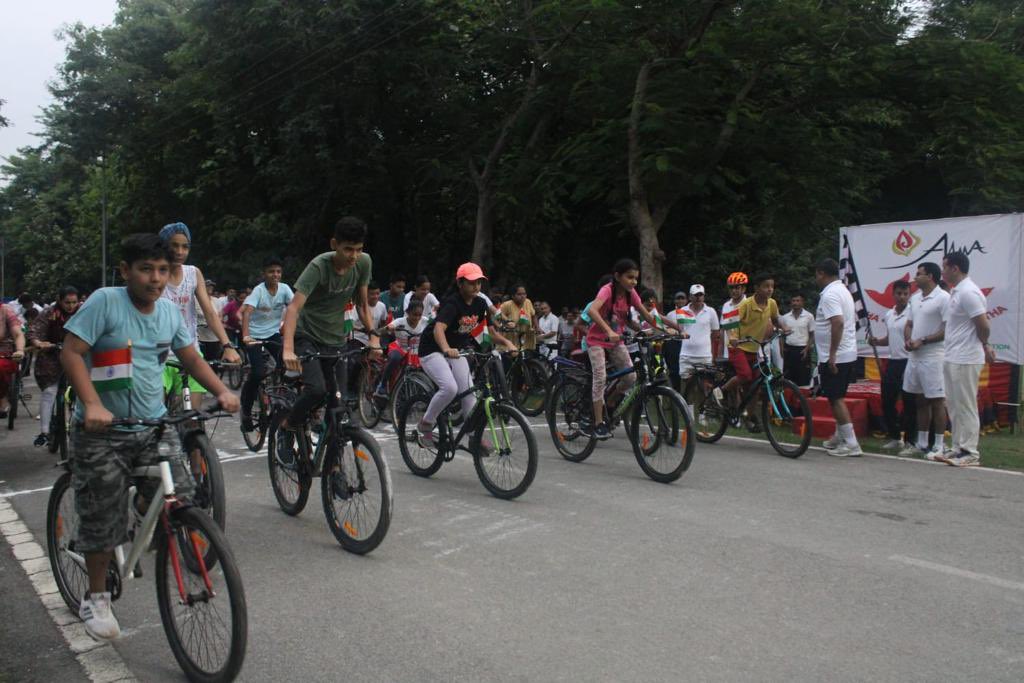 PROdefprayagraj's tweet photo. #IndependenceDay

"Cycle to Good Health"
#DograRegimentalCentre organised a Cyclothon at Ayodhya Cantt as a prelude to the Independence Day Celebrations. Approximately 300 soldiers, families and children from the station participated in the 8km long cyclothon. https://t.co/yU0OYXZ3eX