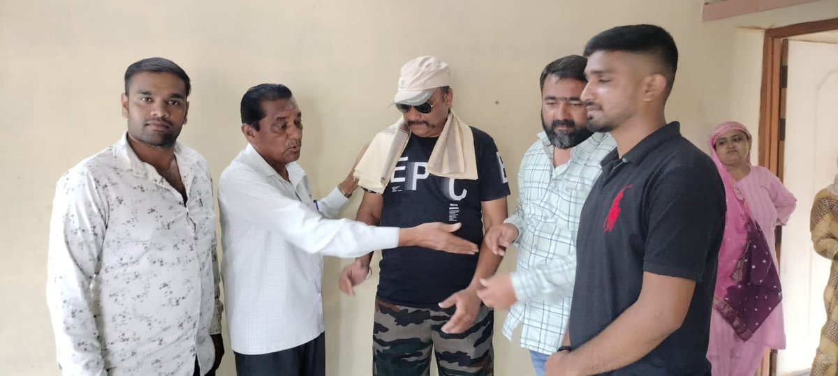 hhpokar's tweet photo. મેરી મિટ્ટી મેરા દેશ કાર્યક્રમ અંતર્ગત ઠાસરા નગરમાં રહેતા સૈયદ માસુમ અલી મહેબૂબ અલી જેઓ ભારતીય સૈન્ય માંથી  નિવૃત થયેલ છે જેમનું સન્માન સ્વામી વિવેકાનંદ ગુજરાત રાજ્ય યુવા બોર્ડ દ્વારા કરવામાં આવ્યું
#svgrybkheda
#SVGRYB 
@ikaushaldave 
@sanghaviharsh 
@svgrybguj 
@Bhupendrapbjp https://t.co/aTicpnKPMy