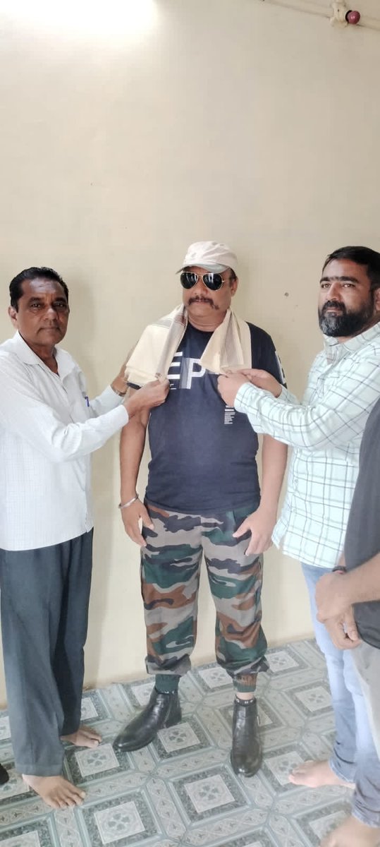 hhpokar's tweet photo. મેરી મિટ્ટી મેરા દેશ કાર્યક્રમ અંતર્ગત ઠાસરા નગરમાં રહેતા સૈયદ માસુમ અલી મહેબૂબ અલી જેઓ ભારતીય સૈન્ય માંથી  નિવૃત થયેલ છે જેમનું સન્માન સ્વામી વિવેકાનંદ ગુજરાત રાજ્ય યુવા બોર્ડ દ્વારા કરવામાં આવ્યું
#svgrybkheda
#SVGRYB 
@ikaushaldave 
@sanghaviharsh 
@svgrybguj 
@Bhupendrapbjp https://t.co/aTicpnKPMy
