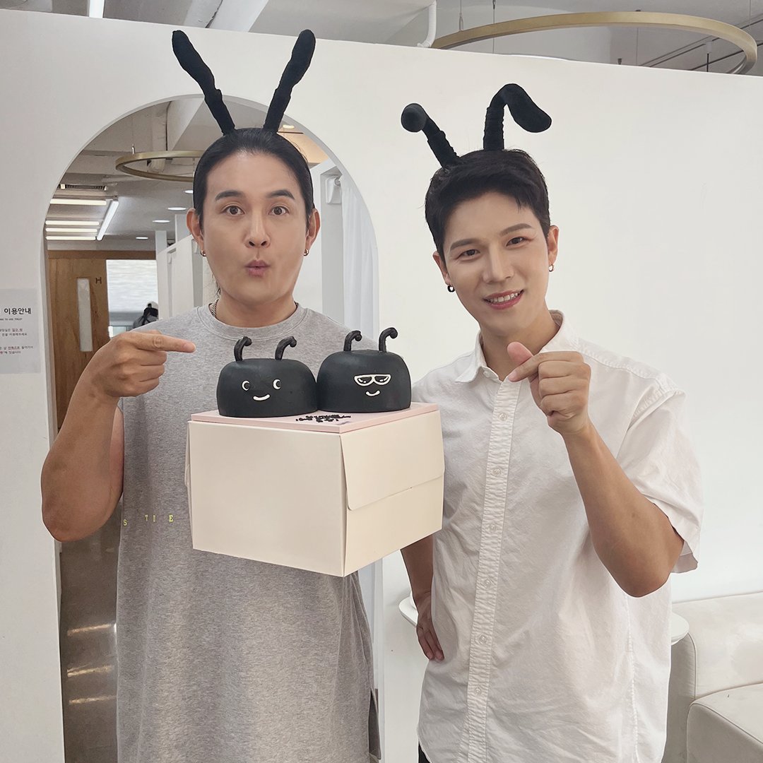 norazoland's tweet photo. [#PHOTO📷]
노라조 18주년 기념일 ✨
특별 제작해주신 일개미 케이크와의 소중한 시간 😍
⠀
앞으로도 노라조와 브라보 짜요 간밧테!
잘 부탁드리겠습니다 💖
⠀
#노라조 #NORAZO #norazoland
#일개미 #A_Worker #twins #bro
#힘내 #브라보 #bravo #CheerUp
#쨔요 #加油 #간밧테 #頑張って
#여름 #summer #kpop #fyp #New
#music #IAM #I_Am_Music_Of_Norazo