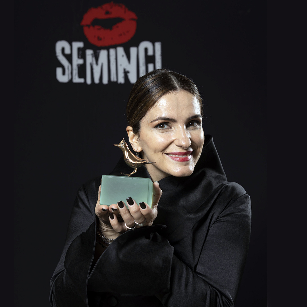 SEMINCI's tweet photo. "Hive (Colmena)", una de las grandes sorpresas de la #66Seminci, llega a la plataforma @rtveplay para que puedas visionarlo de forma gratuita.

> El film, debut de la cineasta kosovar Blerta Basholli, logró el premio a la mejor actriz para Ylka Gashi.

+ https://t.co/5Ok4EjjIhH https://t.co/dyeY7Zp42y