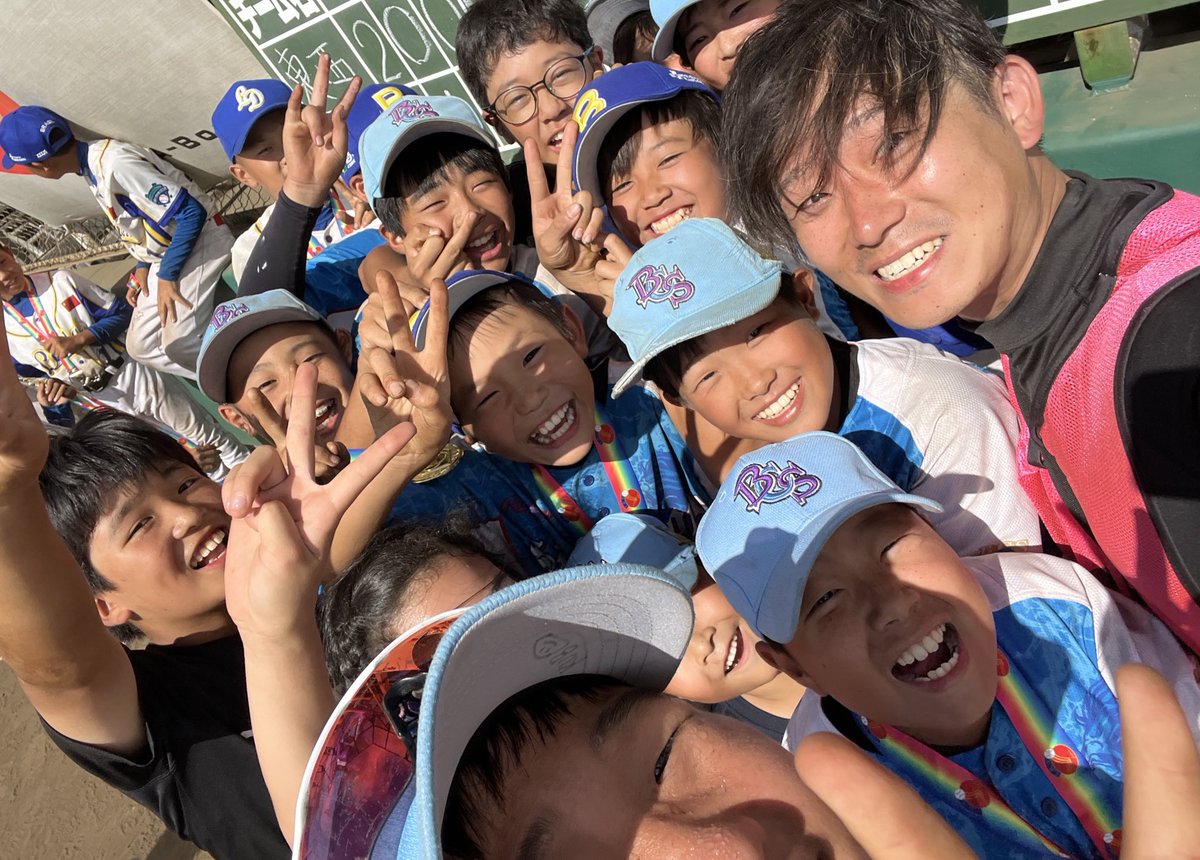 k1mtam_kkc11's tweet photo. シンガポール代表🇸🇬の選手たちと
ヒーローインタビュー後に1枚📷✨
3日で6試合もやってるのに
みんな元気すぎ😂🔥笑

決勝戦はタイブレークに突入、
高校野球に負けない
激アツな試合をみせてくれました😭

あとで映像切り抜いて
アップさせて頂きます☺️
(ちなみに僕が試合撮りました) https://t.co/H9sOyZQFX4