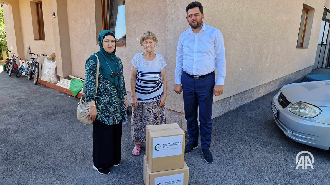 aa_balkans's tweet photo. #BiH: Islamska zajednica pomaže starije i iznemogle osobe #IZBiH
https://t.co/SDhyxeaMSh https://t.co/P5FYP9Ajsz