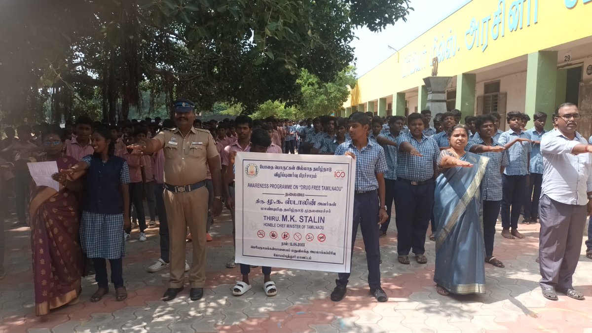 ghssokm's tweet photo. ஒத்தக்கால்மண்டபம் அரசு மேல்நிலைப் பள்ளியில் இன்று (11.08.2023) போதை பொருள் விழிப்புணர்வு நிகழ்ச்சி நடைபெற்றது. இதில் நமது பள்ளி மாணவர்கள் போதை பொருள் ஒழிப்பு குறித்து விழிப்புணர்வு உறுதிமொழி எடுத்துக் கொண்டனர். https://t.co/KhupyNUaFg