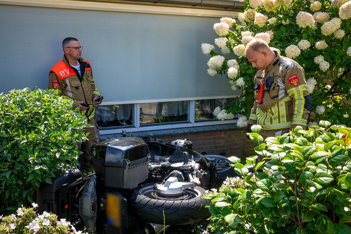 Reality_Photo's tweet photo. Donderdagmiddag is een motorrijder de macht over het stuur verloren en in de voortuin van een woning tegen de gevel beland.

Het ongeluk gebeurde op de Rijn in Kaatsheuvel. De man en zijn vrouwelijke passagier kwamen er met een paar krasjes en een gedeukt ego vanaf. https://t.co/mx6B9fHXxF