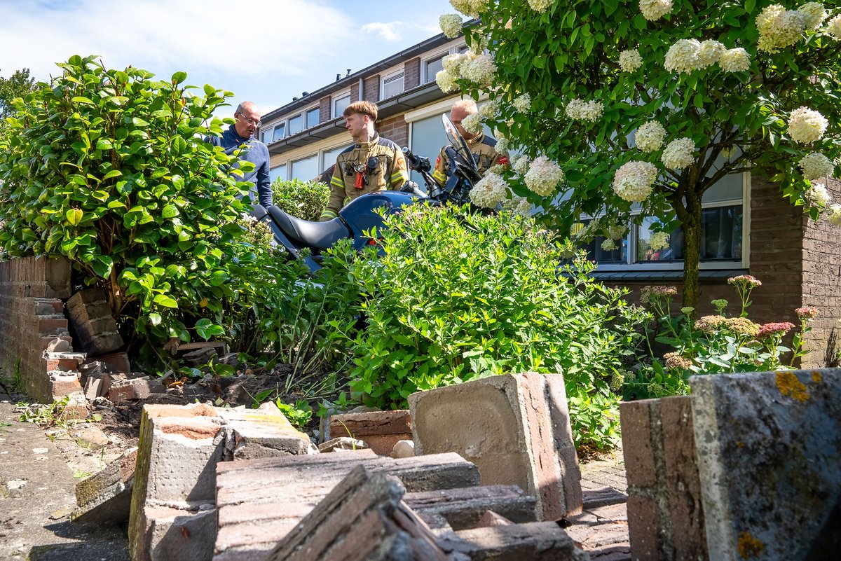 Reality_Photo's tweet photo. Donderdagmiddag is een motorrijder de macht over het stuur verloren en in de voortuin van een woning tegen de gevel beland.

Het ongeluk gebeurde op de Rijn in Kaatsheuvel. De man en zijn vrouwelijke passagier kwamen er met een paar krasjes en een gedeukt ego vanaf. https://t.co/mx6B9fHXxF