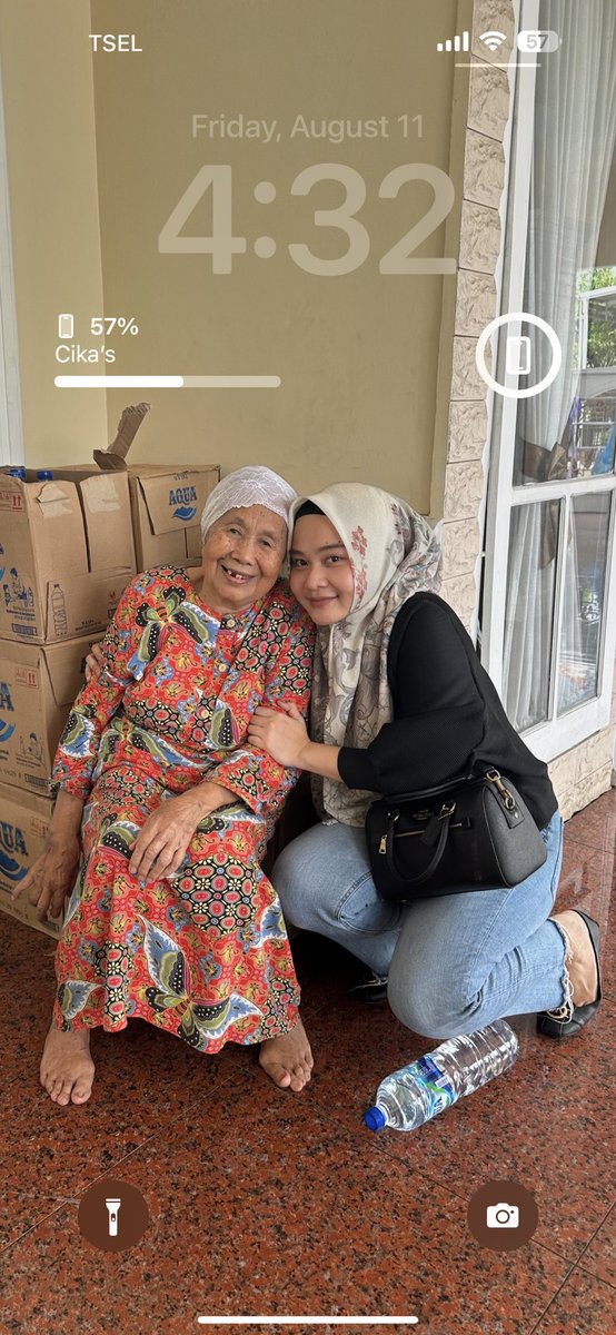 Selalu ada di pikiran ku setiap hari. I love you nenek. Sehat terus ya, terima kasih sudah selalu menunggu kepulanganku. You mean the whole wide world to me..
