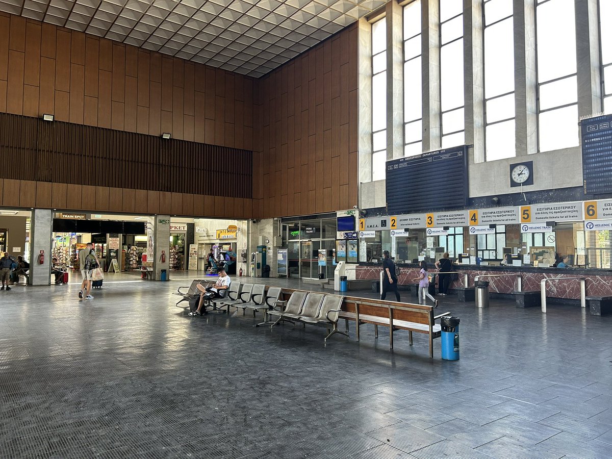 martin_speer's tweet photo. Etappe 5 - Der Bahnhof von #Thessaloniki, großer Bau aus den frühen 60er Jahren. Einen Schalter für internationale Züge gibt es immerhin noch, auch wenn keine fahren. 

Sieht man nicht oft: Der Bahnhof hat eine eigene orthodoxe Kirche. Für Gebete zwischendurch. #HellasExpress https://t.co/KQlbeo2sF2