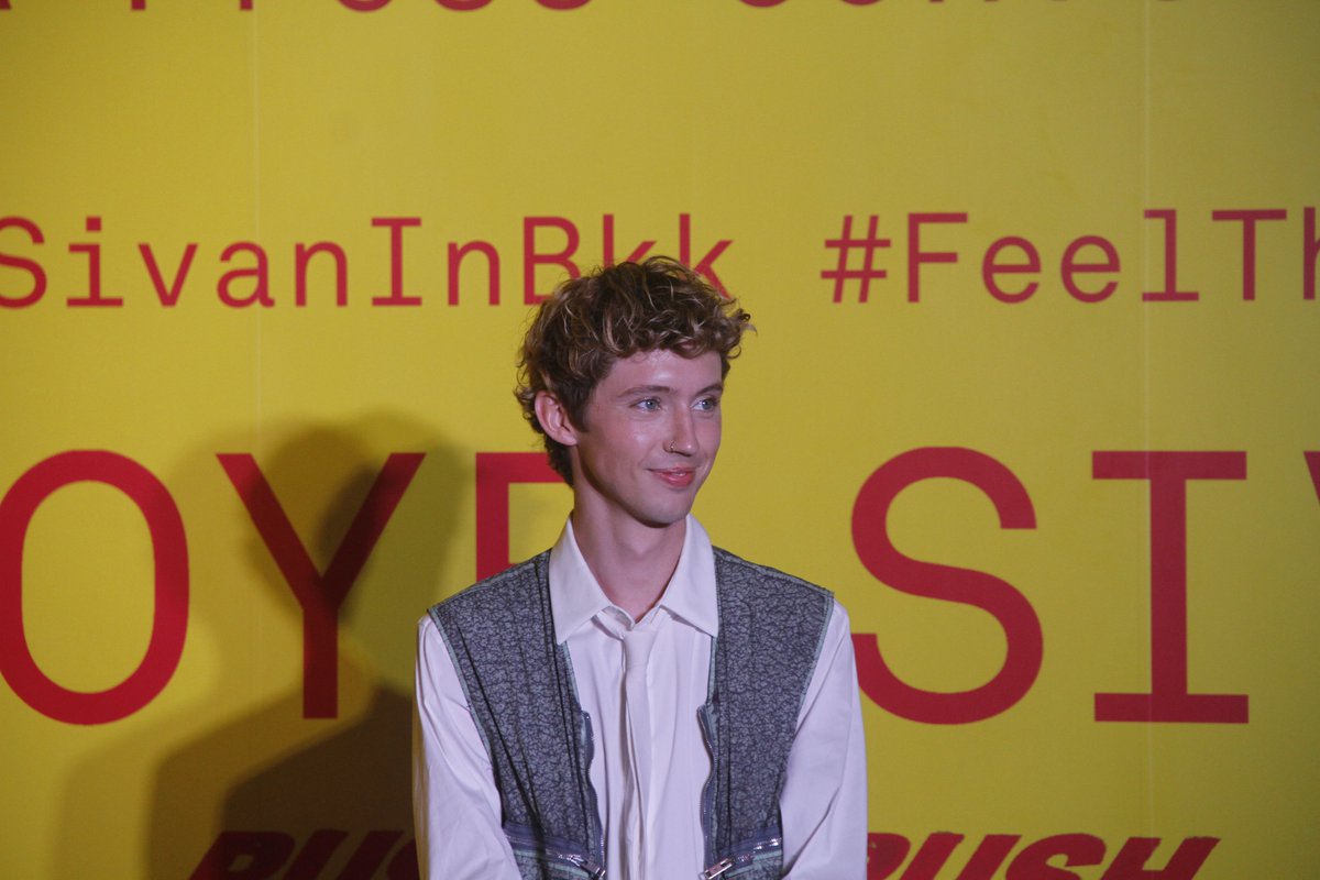 สำหรับอัลบั้ม Something To Give Each Other ทรอยเขียนขึ้นในช่วงที่ผิดหวังจากความรัก แม้จะเป็นการถ่ายทอดอารมณ์เศร้าผ่านบทเพลง แต่ขณะเดียวกันก็มีโทนสว่างที่พูดถึงความหวัง อีกทั้งอัลบั้มชุดนี้ยังได้คอลแลบกับศิลปินคนอื่นด้วย ซึ่งต้องรอติดตามกันว่าจะเป็นใคร